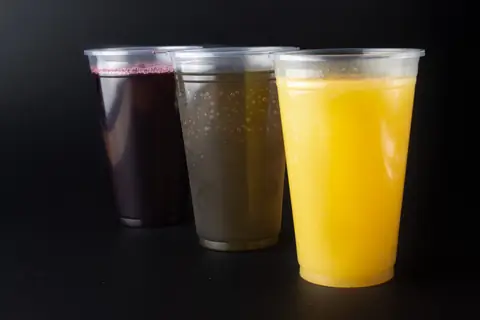 Tres vasos de agua fresca: jamaica, limón y naranja