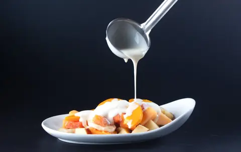 Fruta picada bañada con crema