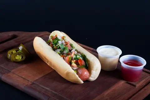 Hot dog con pico de gallo, jalapeños, queso y salsa