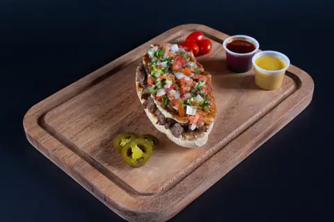 Molletes con carne, queso gratinado y pico de gallo