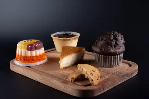 Gelatina, flan, pay de queso, galleta y muffin de chocolate