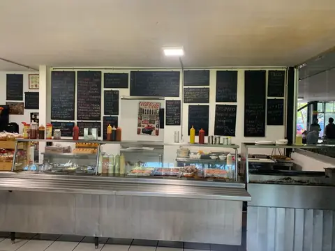 Barra de acero inoxidable con pizarrones de menú detrás