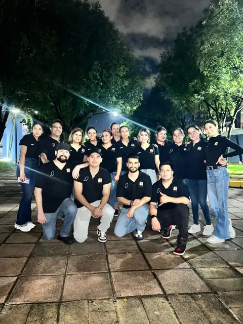 El equipo de Sanvilla con uniforme negro, de noche en un patio